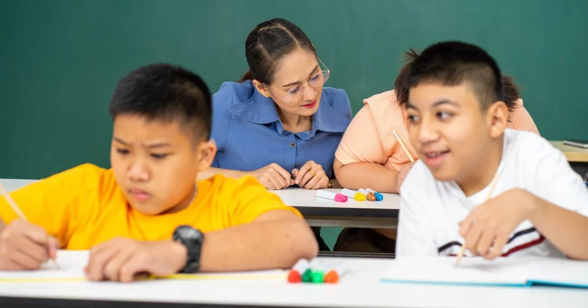 Plano de aula com estratégias adaptadas para alunos com autismo, utilizando recursos visuais, instruções claras e atividades estruturadas para promover inclusão e aprendizagem eficaz.