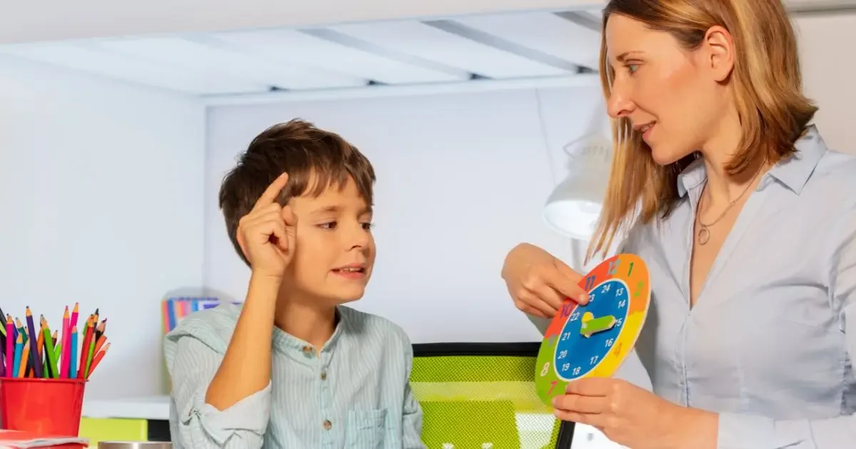Plano de aula com atividades visuais e adaptadas para alunos com Transtorno do Espectro Autista (TEA), incluindo pictogramas, instruções simplificadas e recursos sensoriais.