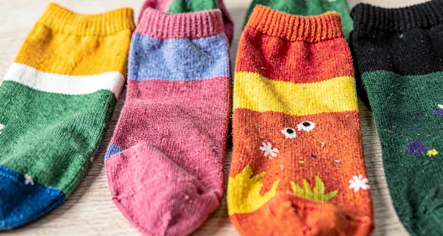pares de meias coloridas organizados em atividade matemática na creche