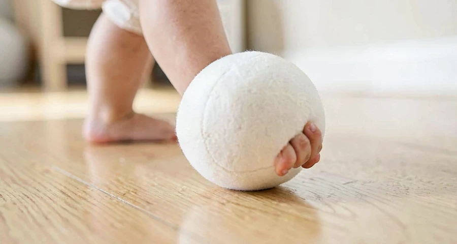 criança da creche chutando bola durante atividade motora na creche