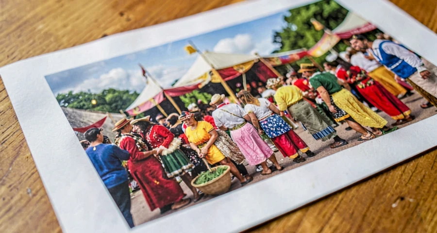 imagem de festa cultural combinando tradições europeias e locais
