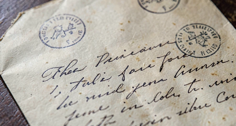 carta antiga escrita à mão com envelope selado usada em atividade histórica