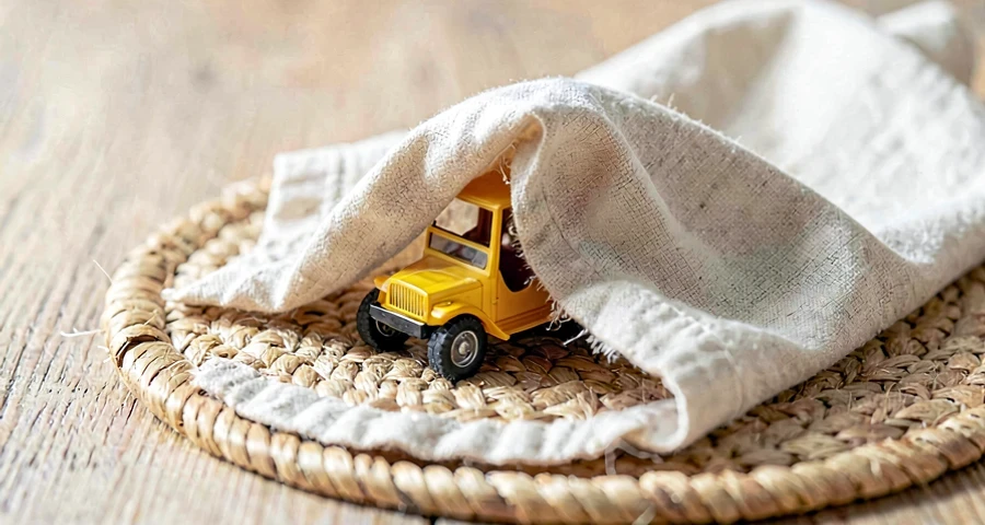 objeto coberto por pano usado em atividade de memória na creche