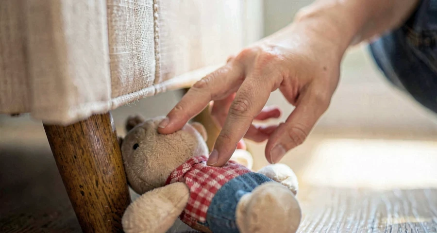 criança da creche procurando brinquedo escondido em atividade matemática na creche