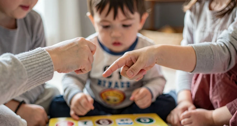 educadora contando crianças em roda durante atividade matemática na creche