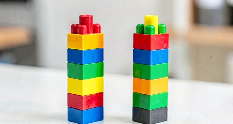 duas pilhas de blocos coloridos de alturas diferentes sendo comparadas