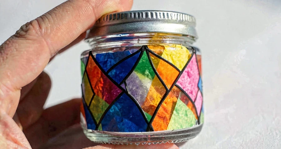 potinho decorado com efeito de vitral usado em atividade artística na creche