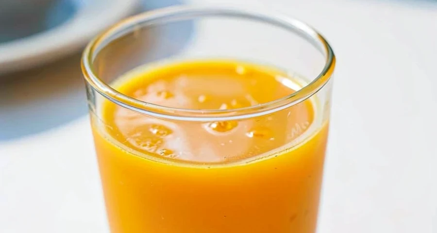 copo com suco de laranja extraído em atividade na creche