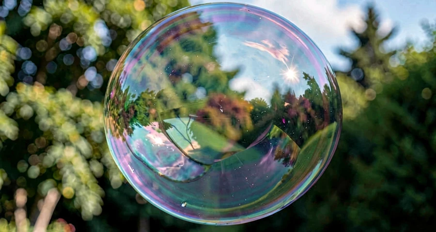 bolha de sabão gigante flutuando em atividade científica na creche