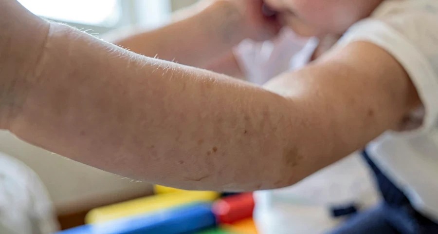 bebê balançando o braço como tromba durante atividade imaginativa na creche