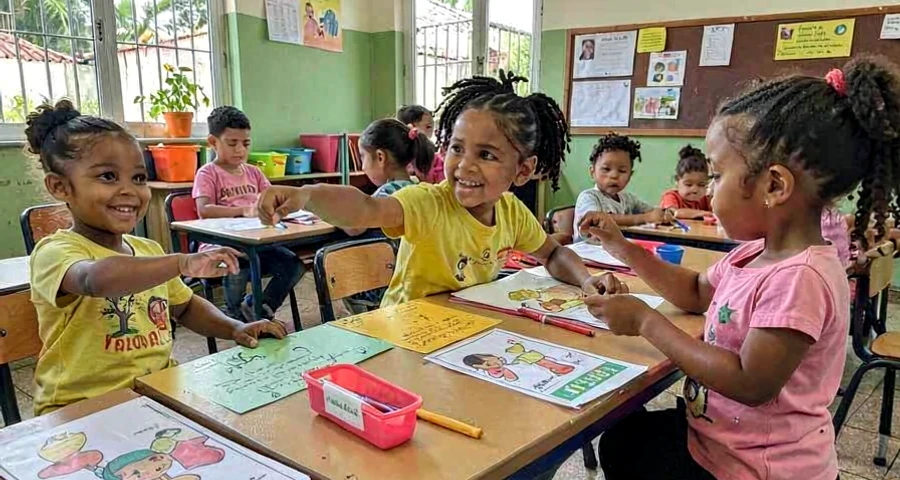 criança da creche imitando gesto de motorista durante atividade de profissões