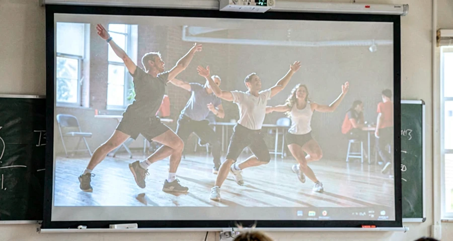 tela de projetor exibindo performance de dança para atividade de apreciação artística