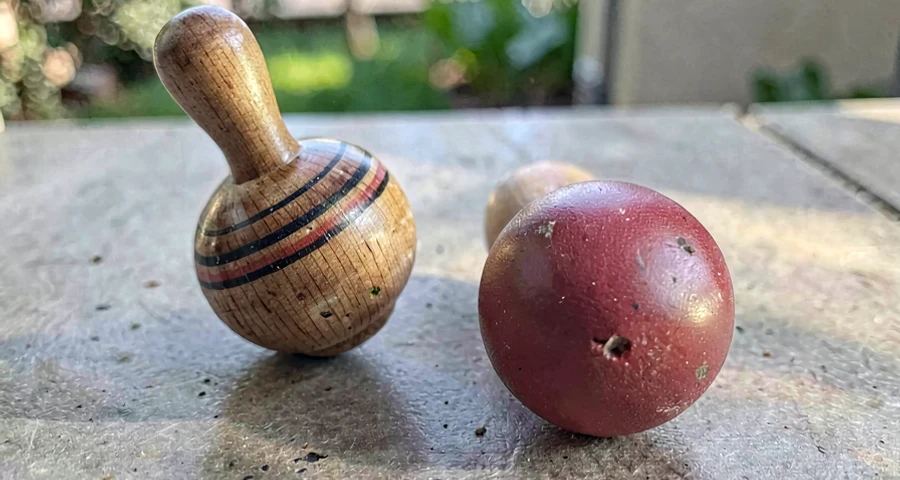 brinquedos tradicionais de madeira usados em atividade sobre história na pré-escola