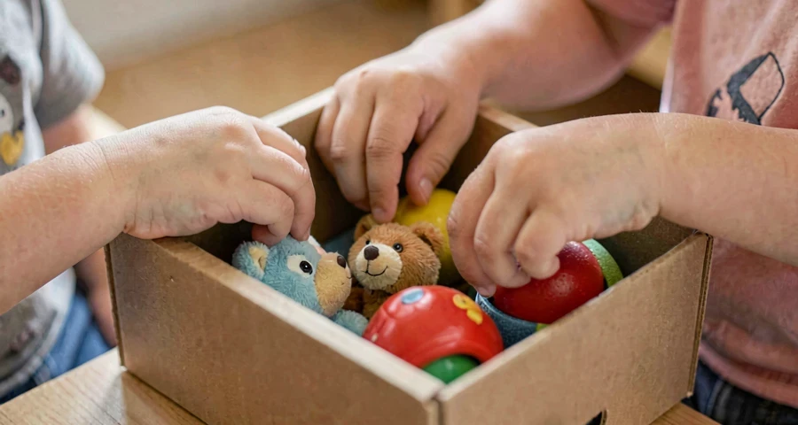crianças contando brinquedos de um grupo classificado na pré-escola