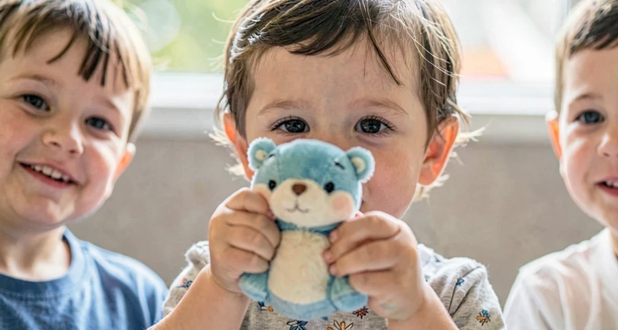 criança da creche mostrando brinquedo favorito trazido de casa