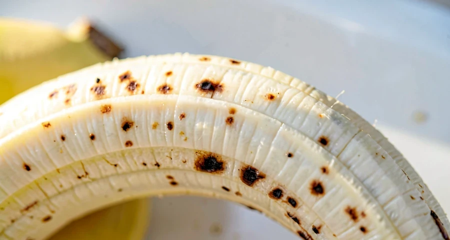 banana cortada mostrando mudança de cor em atividade científica na creche