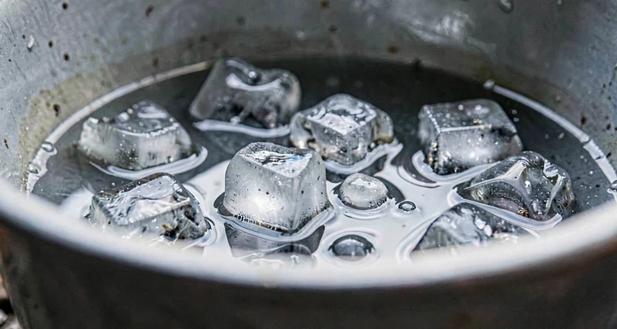 cubos de gelo de tamanhos diferentes flutuando em atividade investigativa na creche